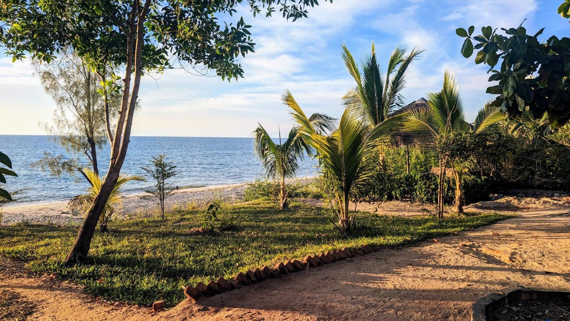 Ampazony Oasis Lodge Mahajanga Buitenkant foto