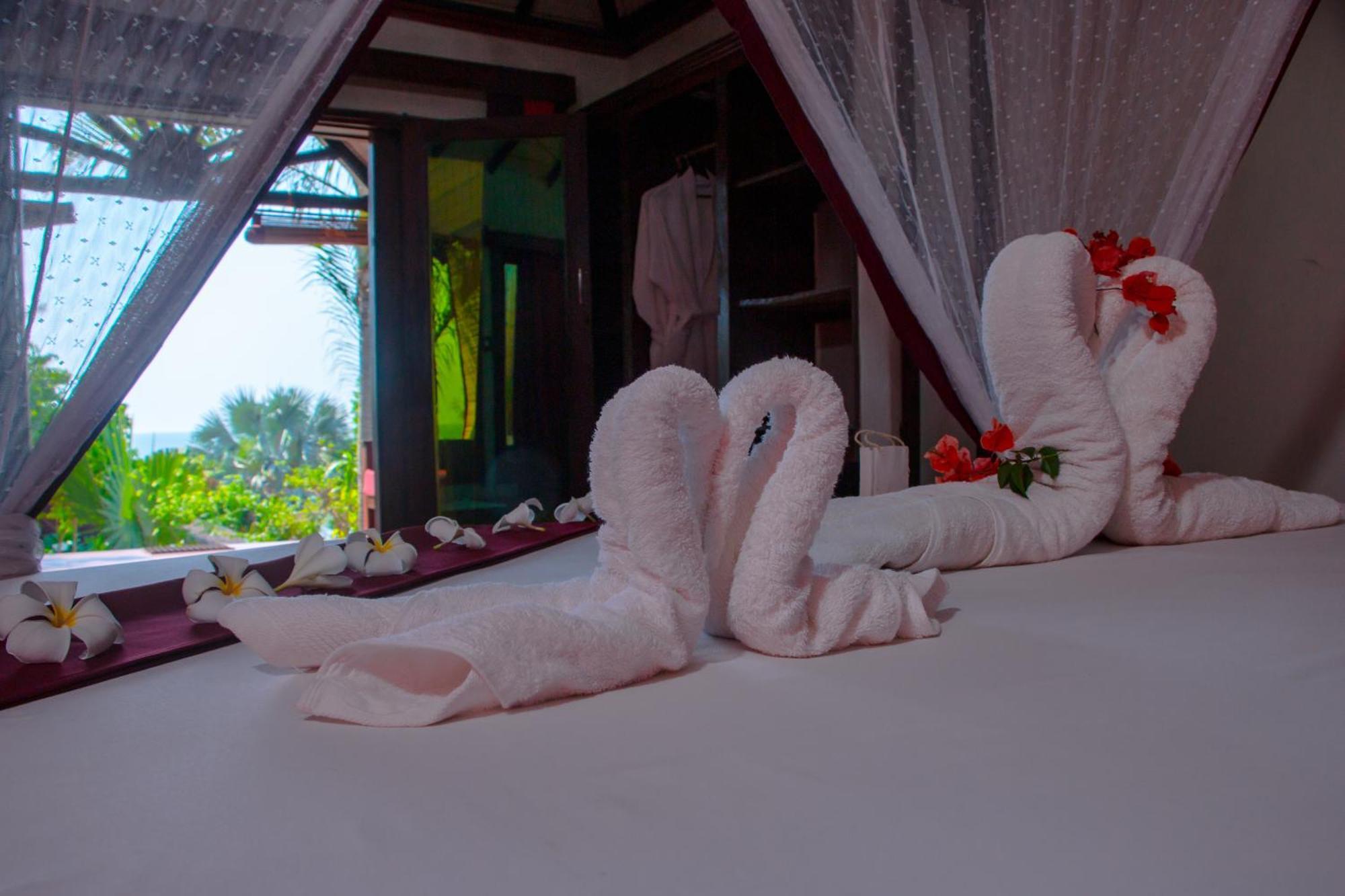 Ampazony Oasis Lodge Mahajanga Buitenkant foto
