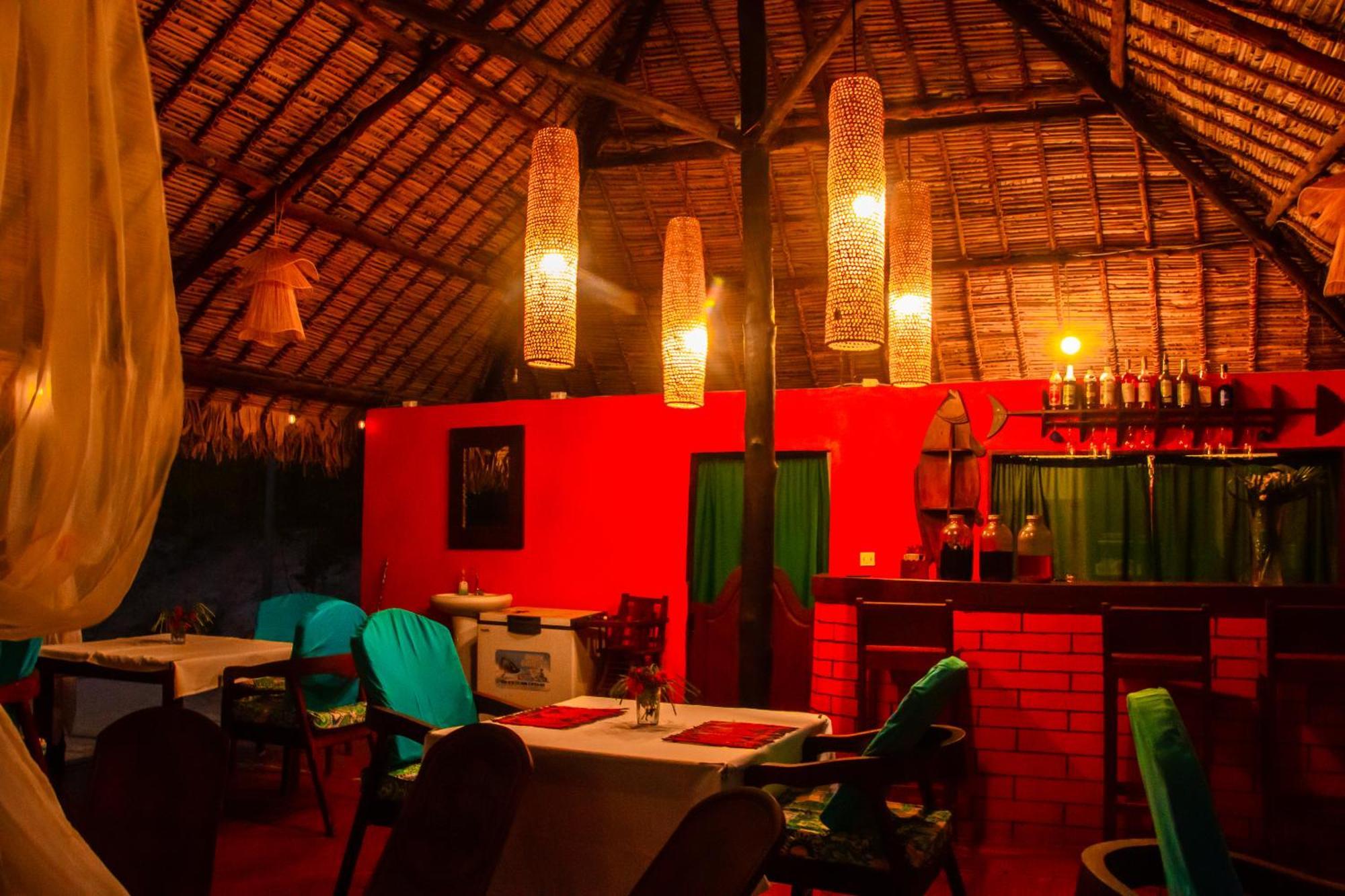 Ampazony Oasis Lodge Mahajanga Buitenkant foto