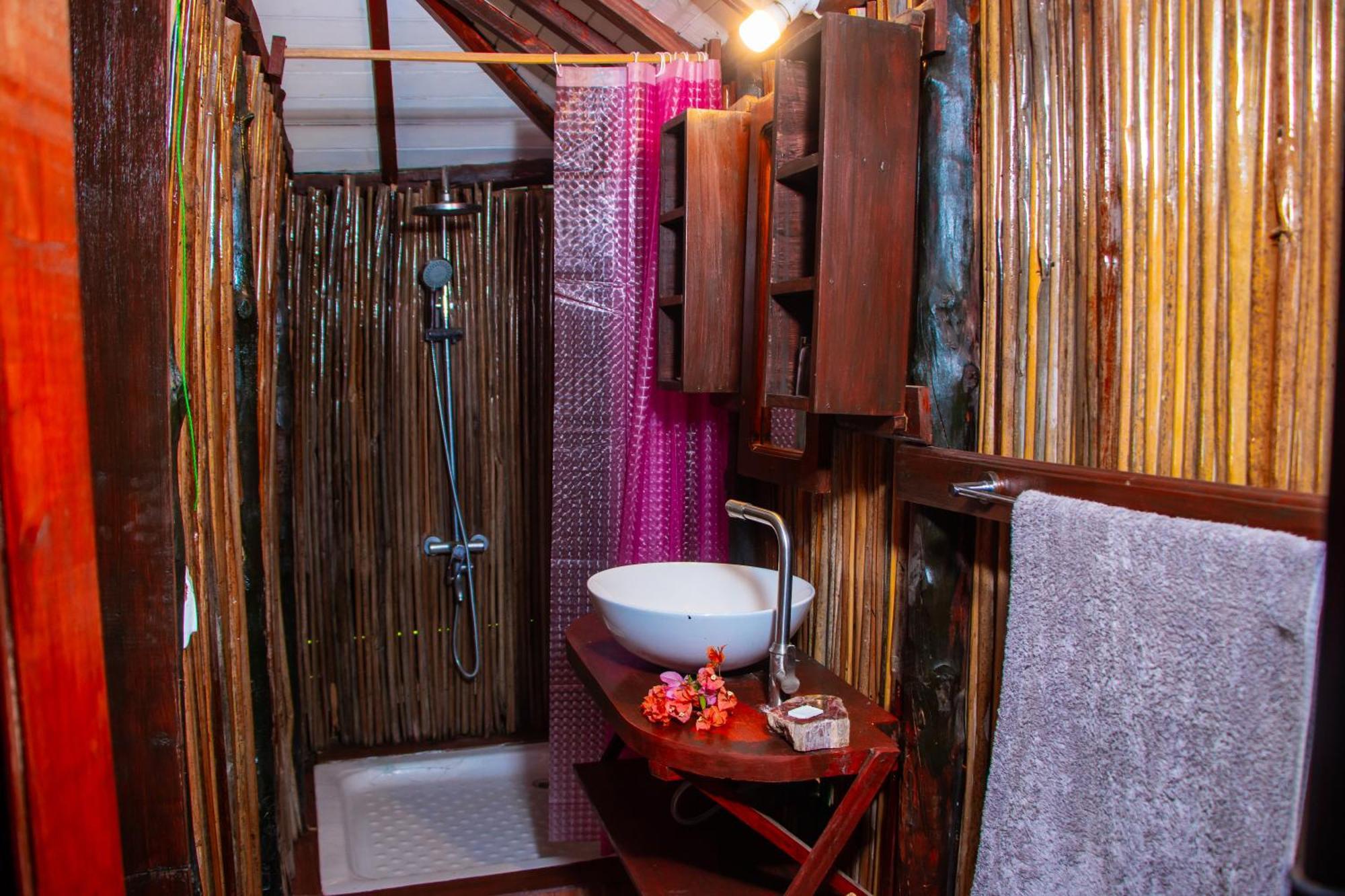 Ampazony Oasis Lodge Mahajanga Buitenkant foto